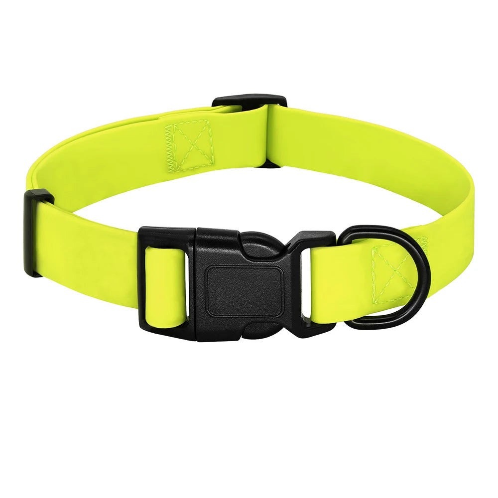 Collier fluo jaune pour chien en PVC imperméable avec boucle clip noire sur fond blanc.