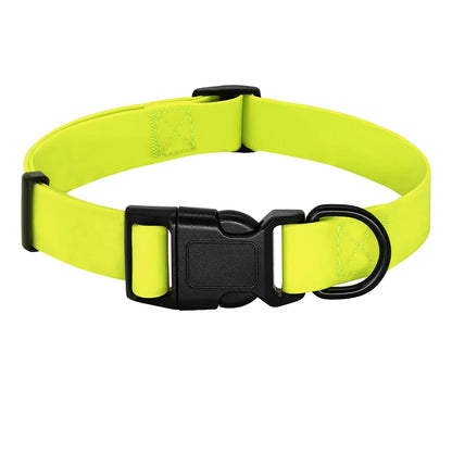 Collier fluo jaune pour chien en PVC imperméable avec boucle clip noire sur fond blanc.