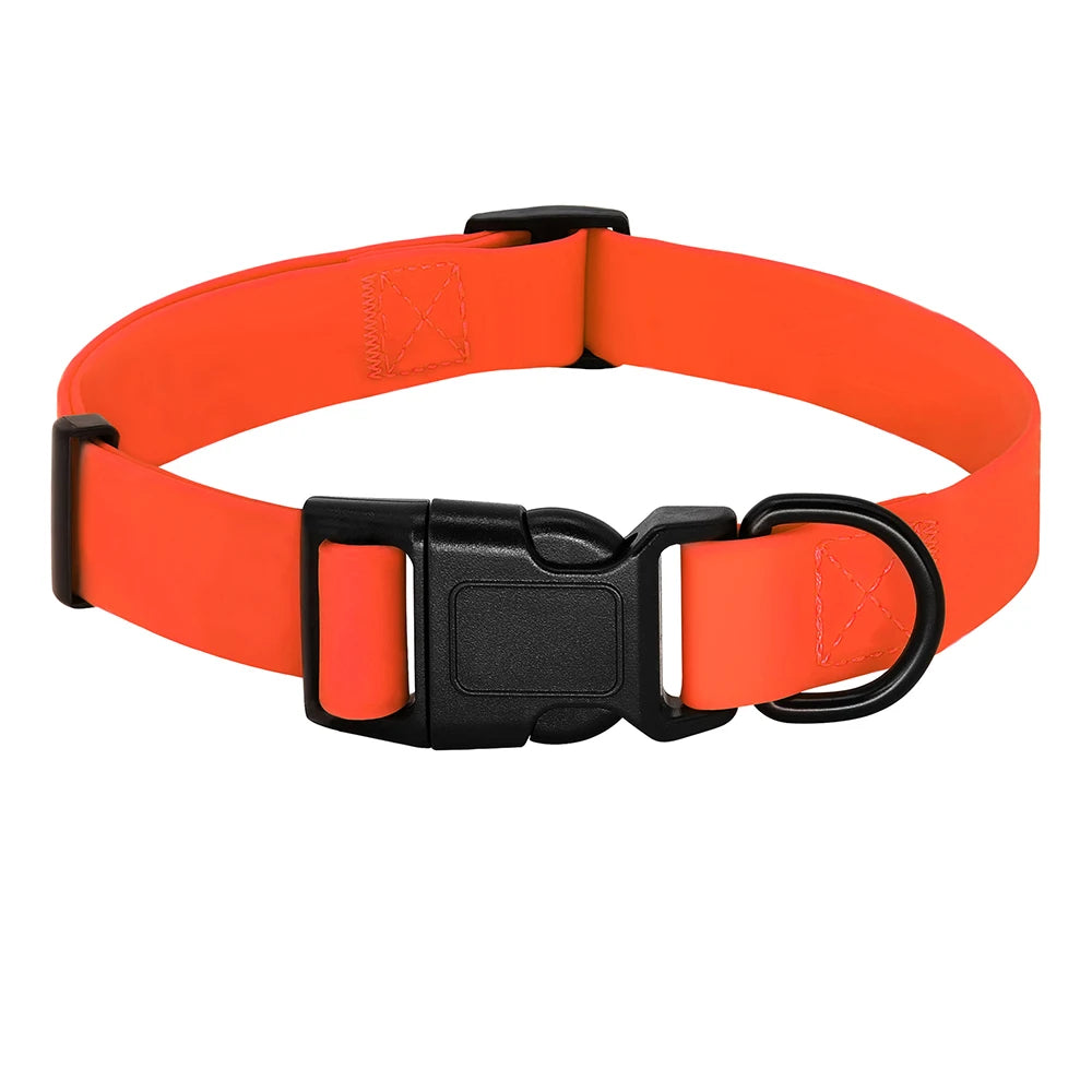 Collier fluo orange pour chien en PVC imperméable avec boucle clip noire sur fond blanc.