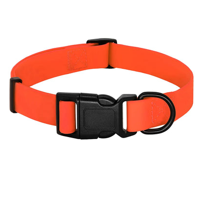 Collier fluo orange pour chien en PVC imperméable avec boucle clip noire sur fond blanc.