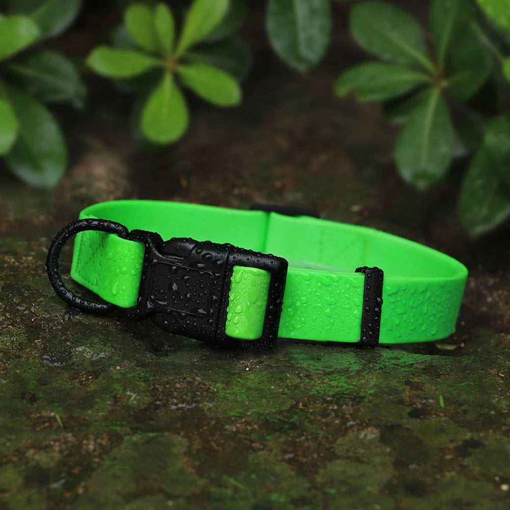Collier pour chien vert haute visibilité présenté avec gouttes d’eau en extérieur.