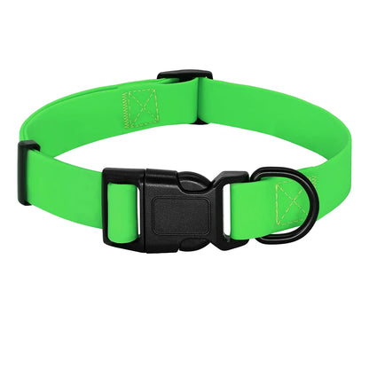 Collier fluo vert pour chien en PVC imperméable avec boucle clip noire sur fond blanc.