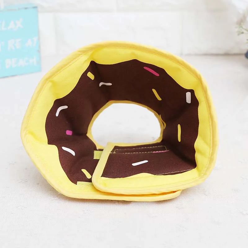 Collier lune léger en tissu pour chien avec motif donut jaune et marron et sa fermeture ajustable