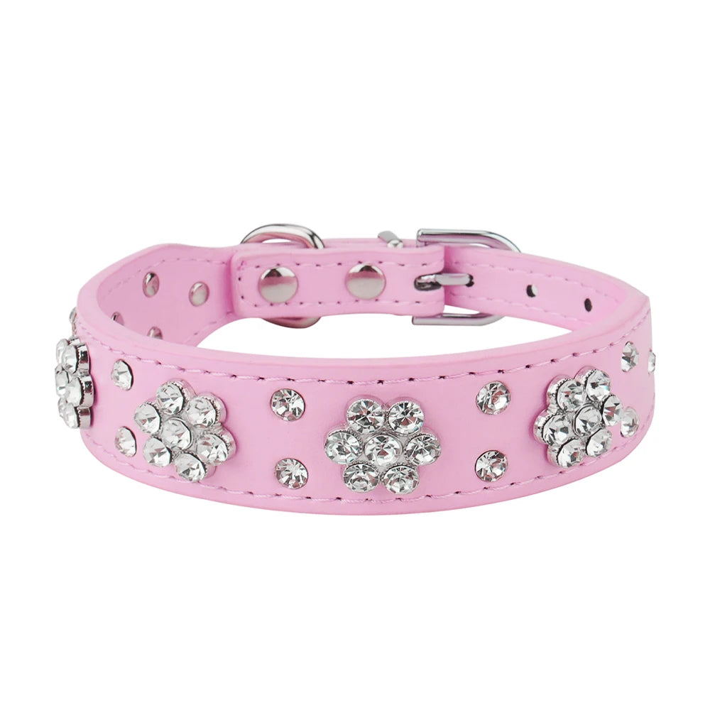 Collier de luxe pour chien en cuir PU rose avec fleurs en strass scintillantes.