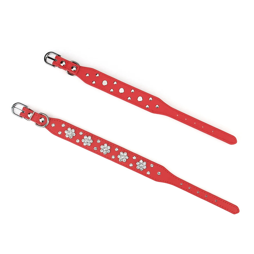 Collier pour chien rouge décoré de fleurs en strass et de petits cristaux, présenté sur ses deux faces.