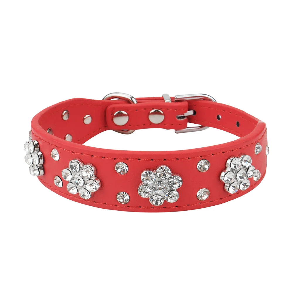 Collier de luxe pour chien en cuir PU rouge avec fleurs en strass scintillantes.