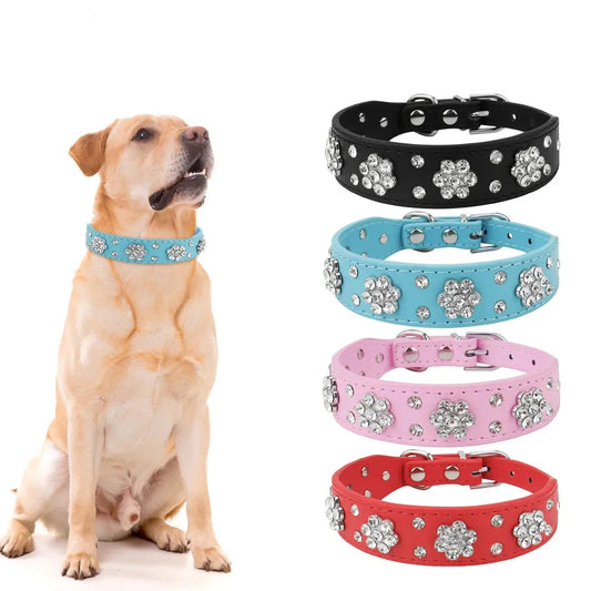 Chien portant un collier de luxe bleu en cuir PU avec fleurs en strass, avec aperçu des autres coloris.