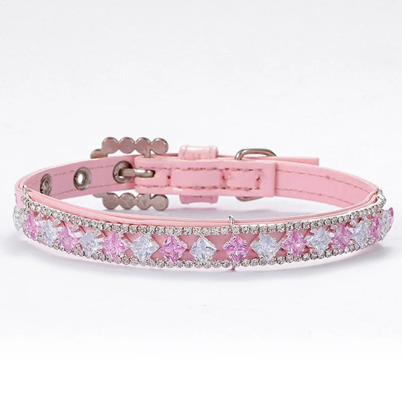 Collier rose pour chien avec cristaux roses et transparents sur fond clair.