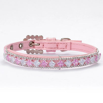 Collier rose pour chien avec cristaux roses et transparents sur fond clair.