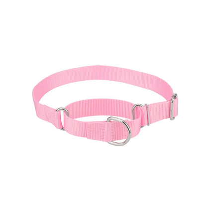 Collier martingale pour chien en nylon rose clair présenté sur fond clair.