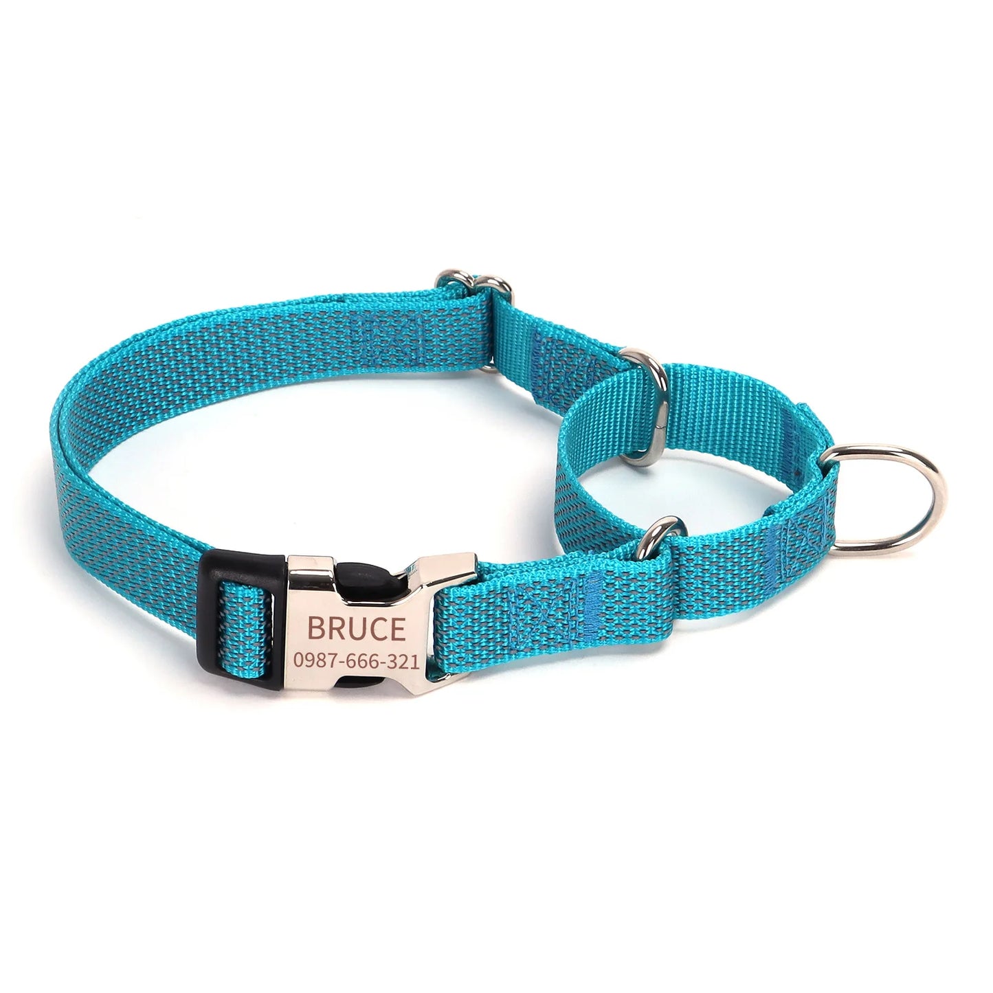 Collier martingale personnalisé bleu pour chien avec boucle gravée et anneaux métalliques sur fond blanc.