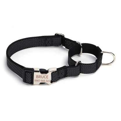 Collier martingale personnalisé noir pour chien avec boucle gravée et anneaux métalliques sur fond blanc.