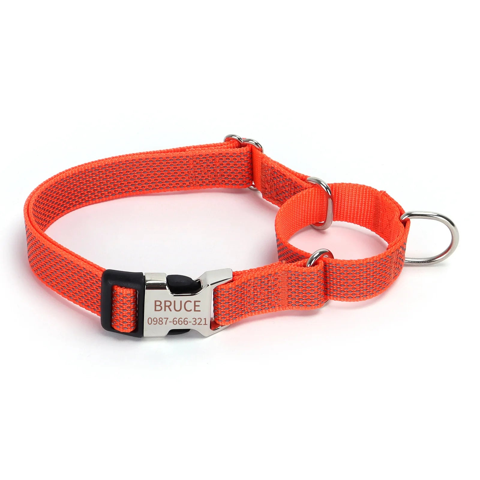 Collier martingale personnalisé orange pour chien avec boucle gravée et anneaux métalliques sur fond blanc.