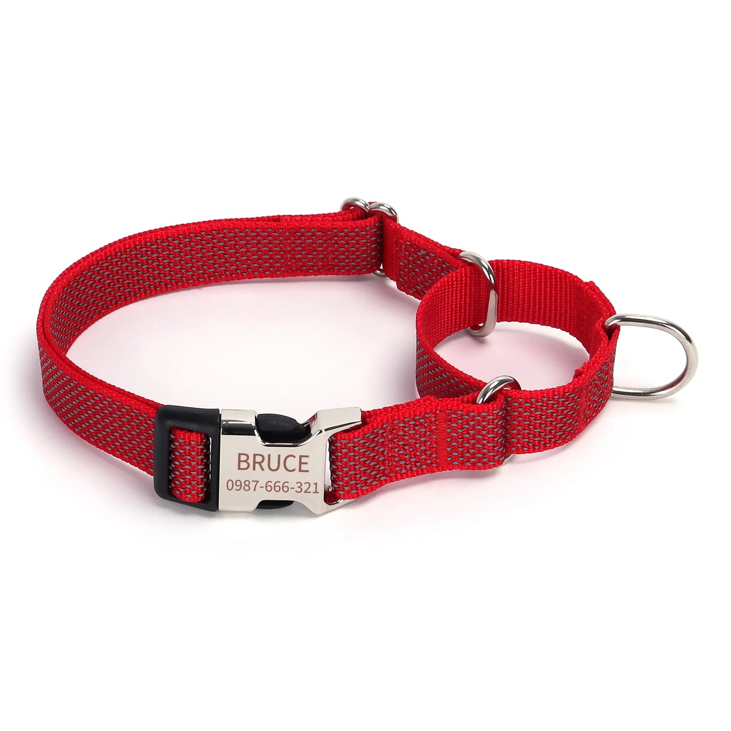 Collier martingale personnalisé rouge pour chien avec boucle gravée et anneaux métalliques sur fond blanc.