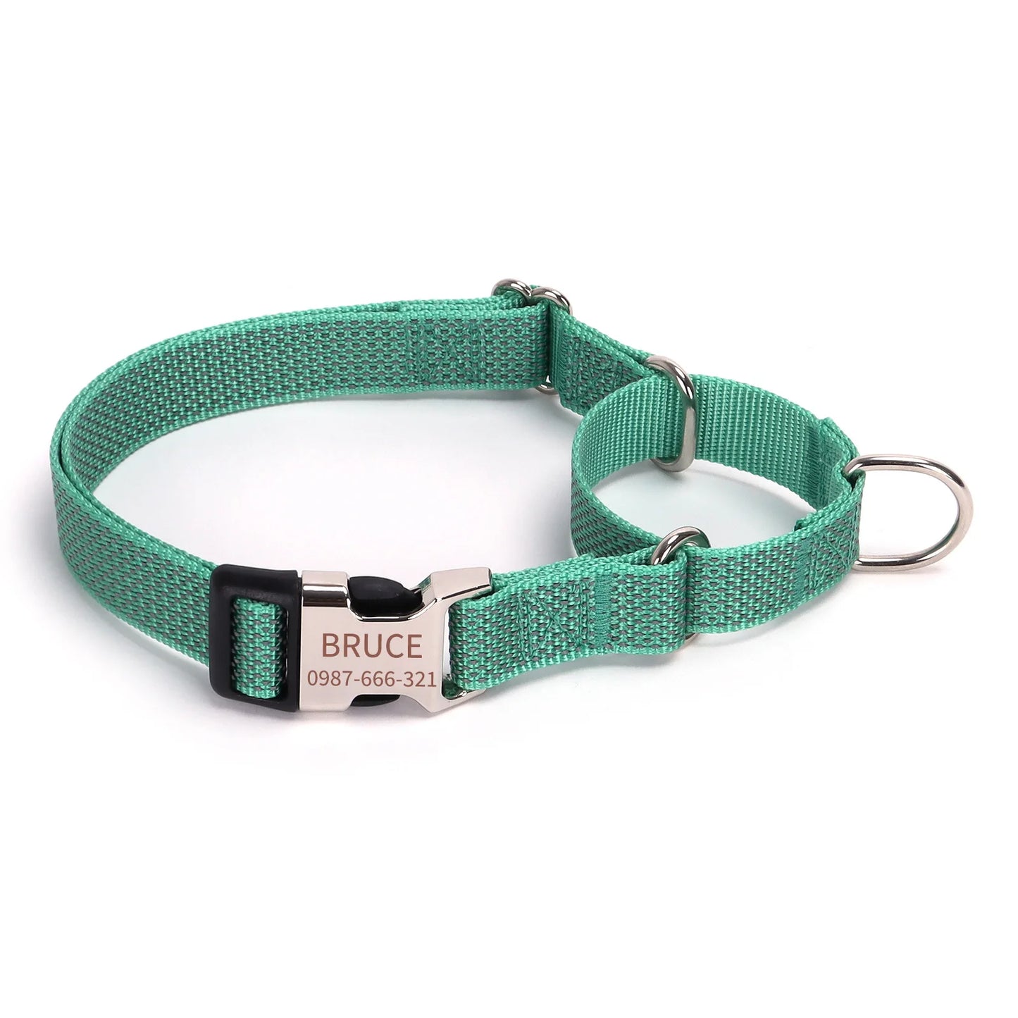 Collier martingale personnalisé vert pour chien avec boucle gravée et anneaux métalliques sur fond blanc.