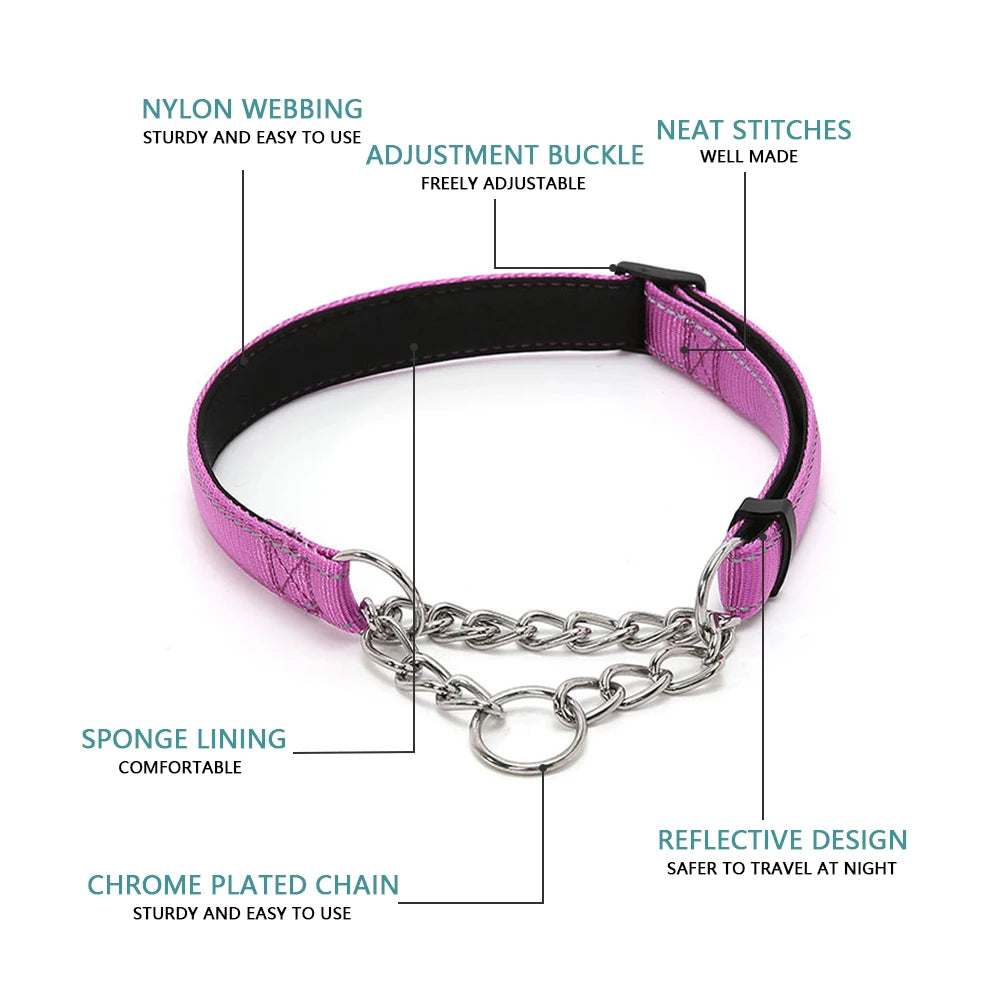 Collier martingale violet avec repères sur la sangle, la boucle de réglage, la doublure et la chaîne.