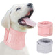 Chien portant un collier médical de maintien du cou rose, avec deux modèles présentés à côté