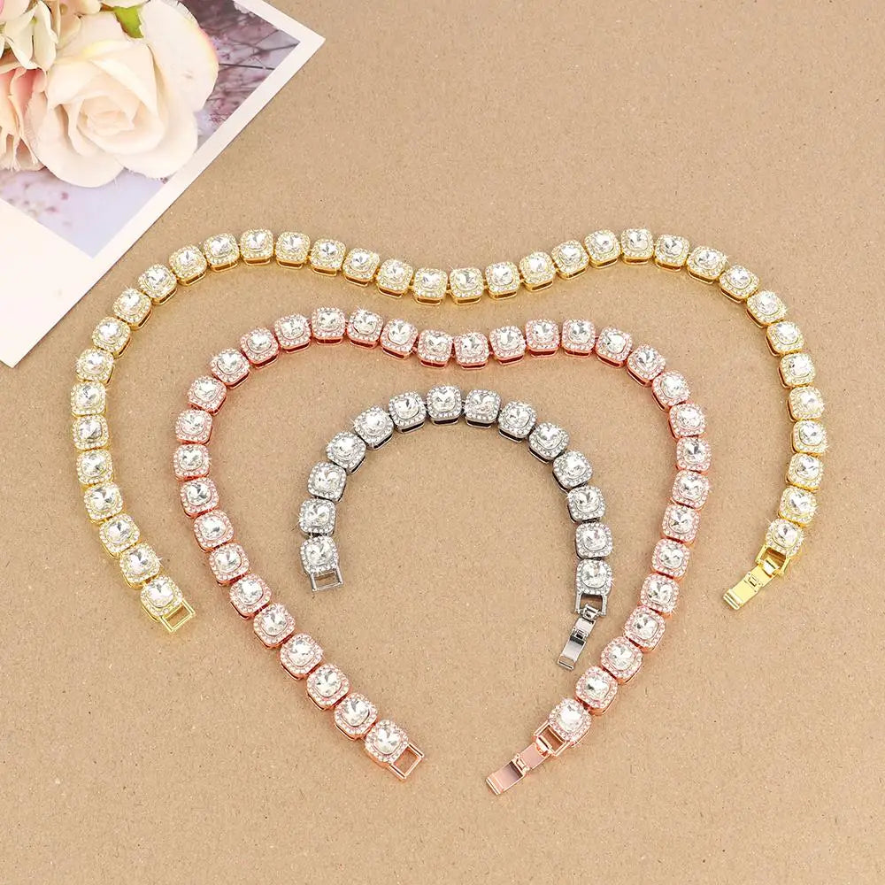 Vue de dessus de trois colliers brillants pour chien en plusieurs couleurs.