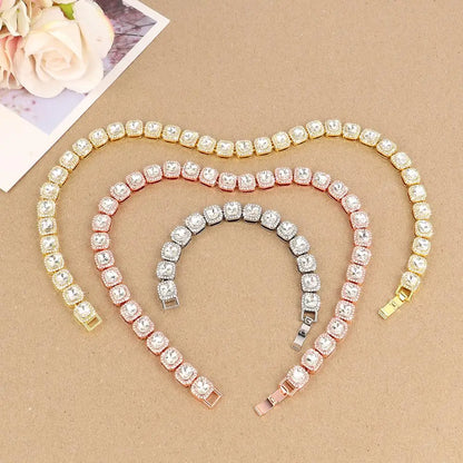 Vue de dessus de trois colliers brillants pour chien en plusieurs couleurs.
