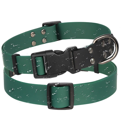 Collier de nage pour chien en PVC bicolore vert foncé et noir sur fond blanc.