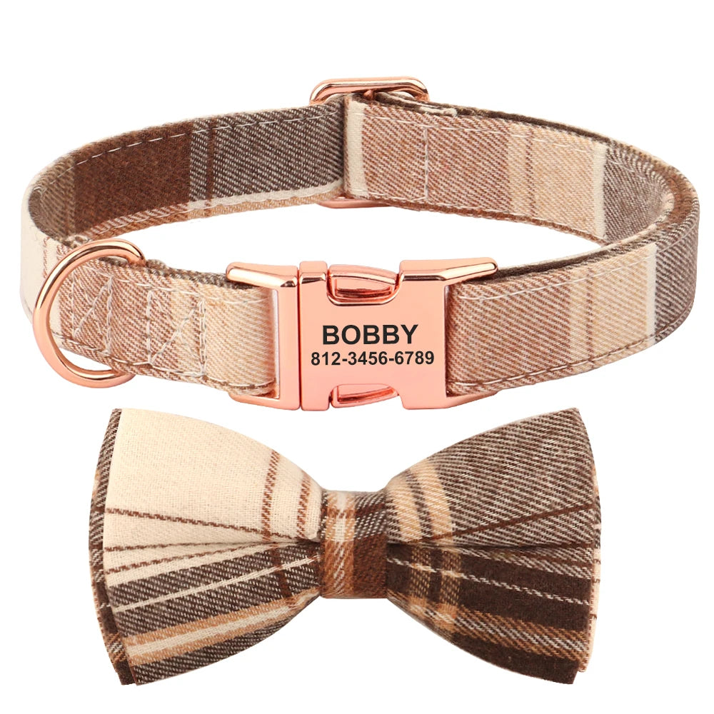 Collier personnalisé pour chien à carreaux beige et marron avec nœud papillon assorti et plaque gravée.