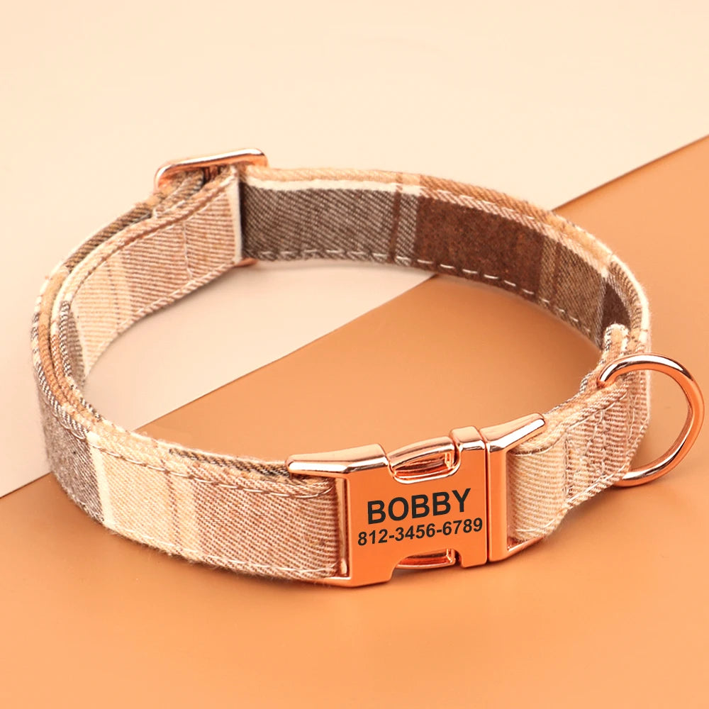 Image produit d’un collier à carreaux pour chien, présenté seul sur fond beige et orange.