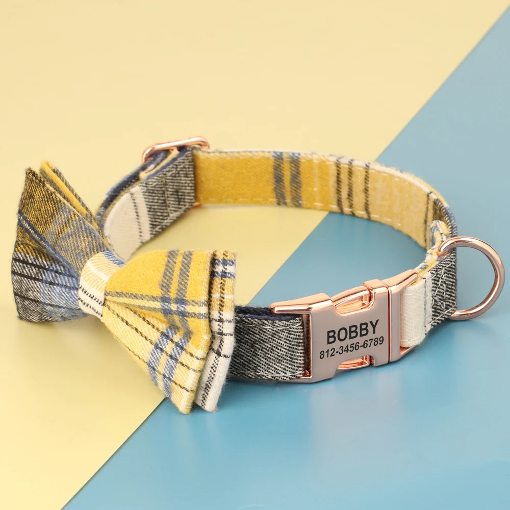 Image produit d’un collier personnalisé à carreaux jaune gris avec boucle gravée rose métallique et personnalisée.