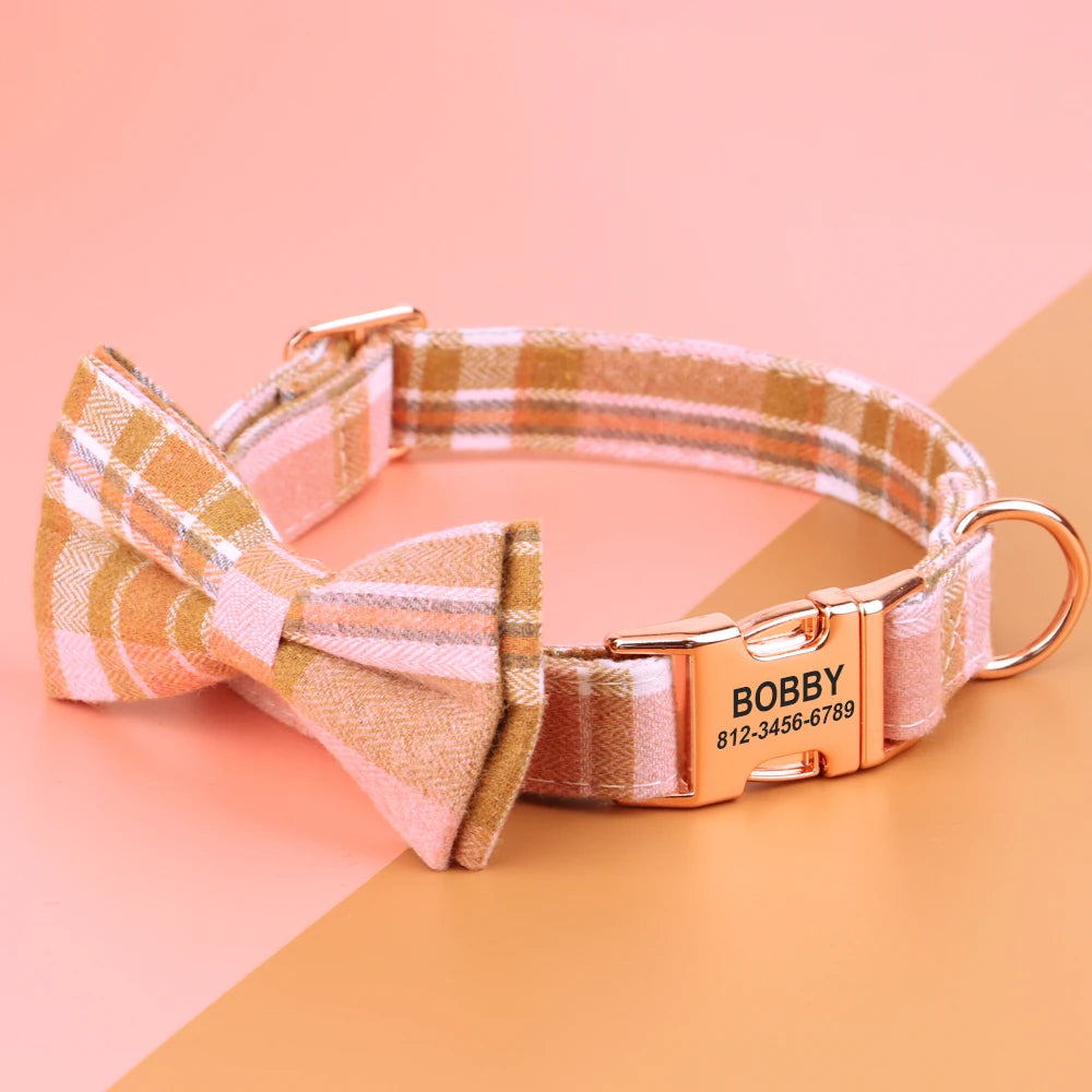 Collier personnalisé pour chien à carreaux roses avec nœud papillon assorti et plaque gravée.