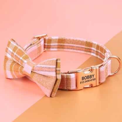 Collier personnalisé pour chien à carreaux roses avec nœud papillon assorti et plaque gravée.