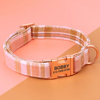 Image produit d’un collier à carreaux rose pour chien, présenté seul sur fond coloré.