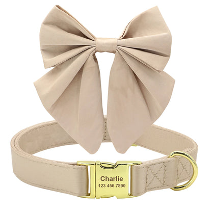Image produit d’un collier beige pour chien avec nœud papillon amovible et anneau métallique doré.