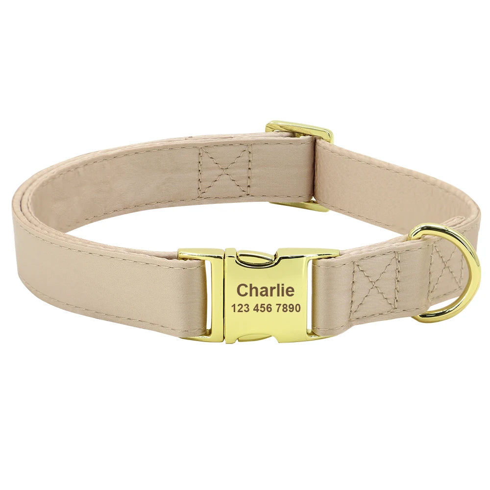 Collier personnalisé pour chien beige avec boucle gravée dorée, présenté sans accessoire.