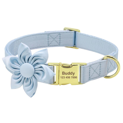 Collier pour chien bleu ciel présenté avec une fleur décorative amovible et plaque personnalisée.