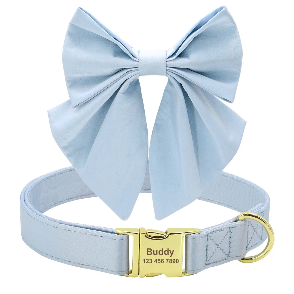 Image produit d’un collier bleu ciel pour chien avec nœud papillon amovible et anneau métallique doré.