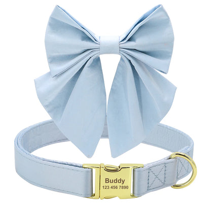 Image produit d’un collier bleu ciel pour chien avec nœud papillon amovible et anneau métallique doré.