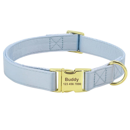Collier personnalisé pour chien bleu ciel avec boucle gravée dorée, présenté sans accessoire.