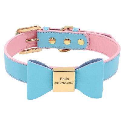 Vue du collier personnalisé pour chien en cuir PU bleu et rose avec nœud papillon central et plaque gravée sur fond blanc