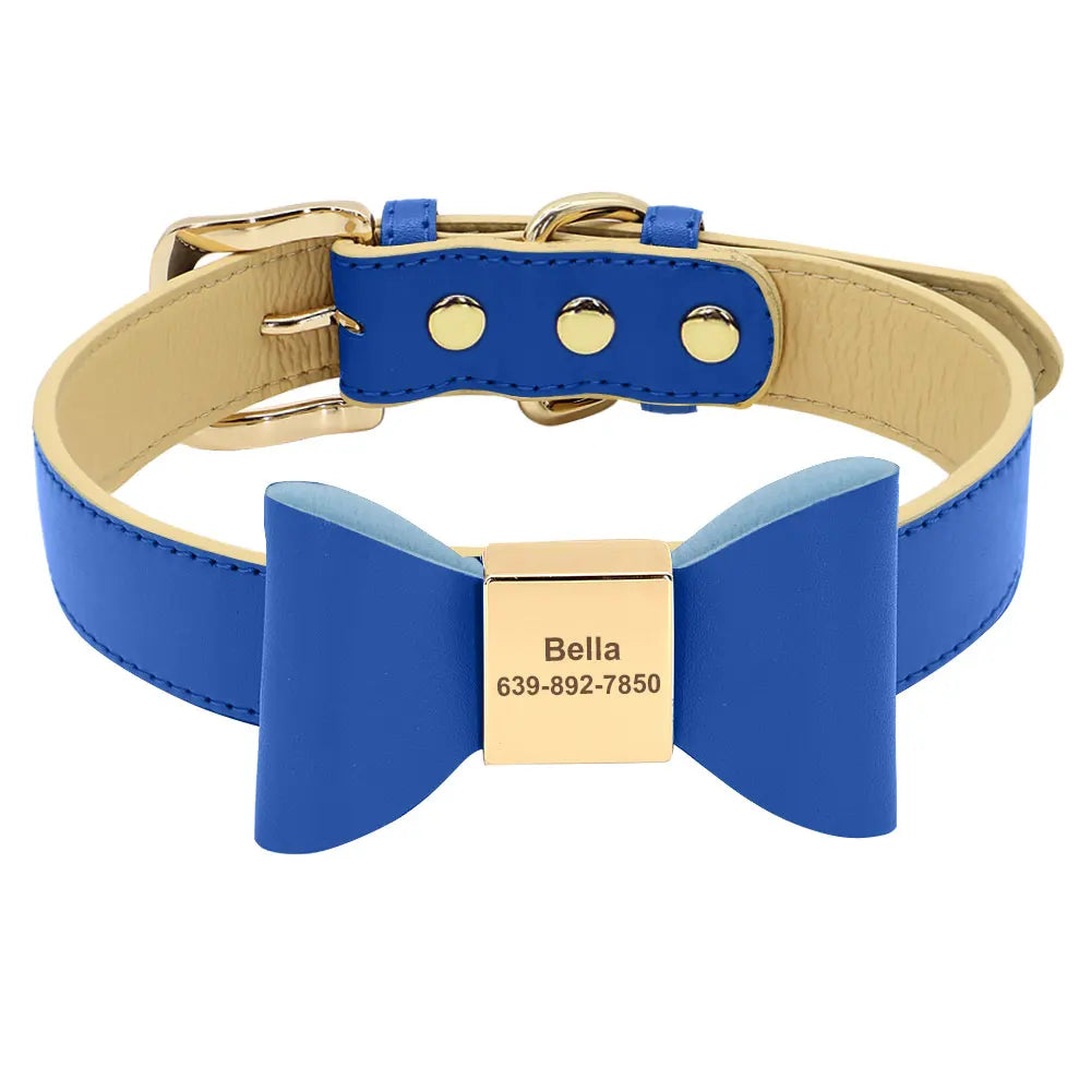 Vue du collier personnalisé pour chien en cuir PU bleu avec nœud papillon central et plaque gravée sur fond blanc