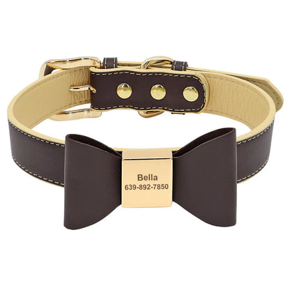 Vue du collier personnalisé pour chien en cuir PU marron avec nœud papillon central et plaque gravée sur fond blanc