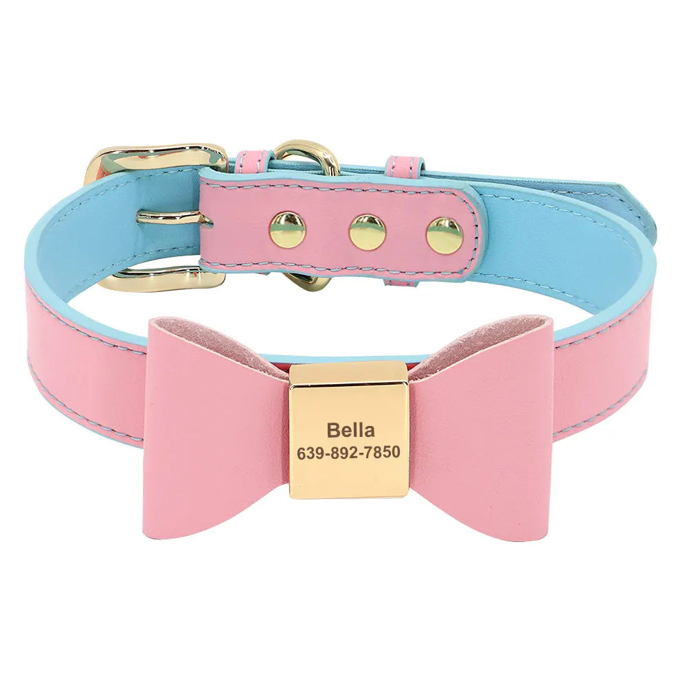 Vue du collier personnalisé pour chien en cuir PU rose et bleu avec nœud papillon central et plaque gravée sur fond blanc