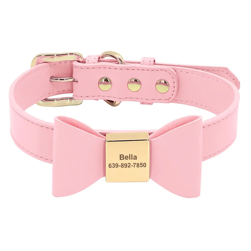 Vue du collier personnalisé pour chien en cuir PU rose avec nœud papillon central et plaque gravée sur fond blanc