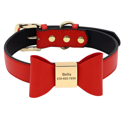 Vue du collier personnalisé pour chien en cuir PU rouge avec nœud papillon central et plaque gravée sur fond blanc