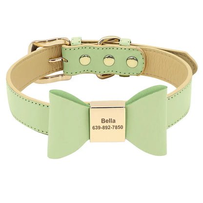 Vue du collier personnalisé pour chien en cuir PU vert avec nœud papillon central et plaque gravée sur fond blanc