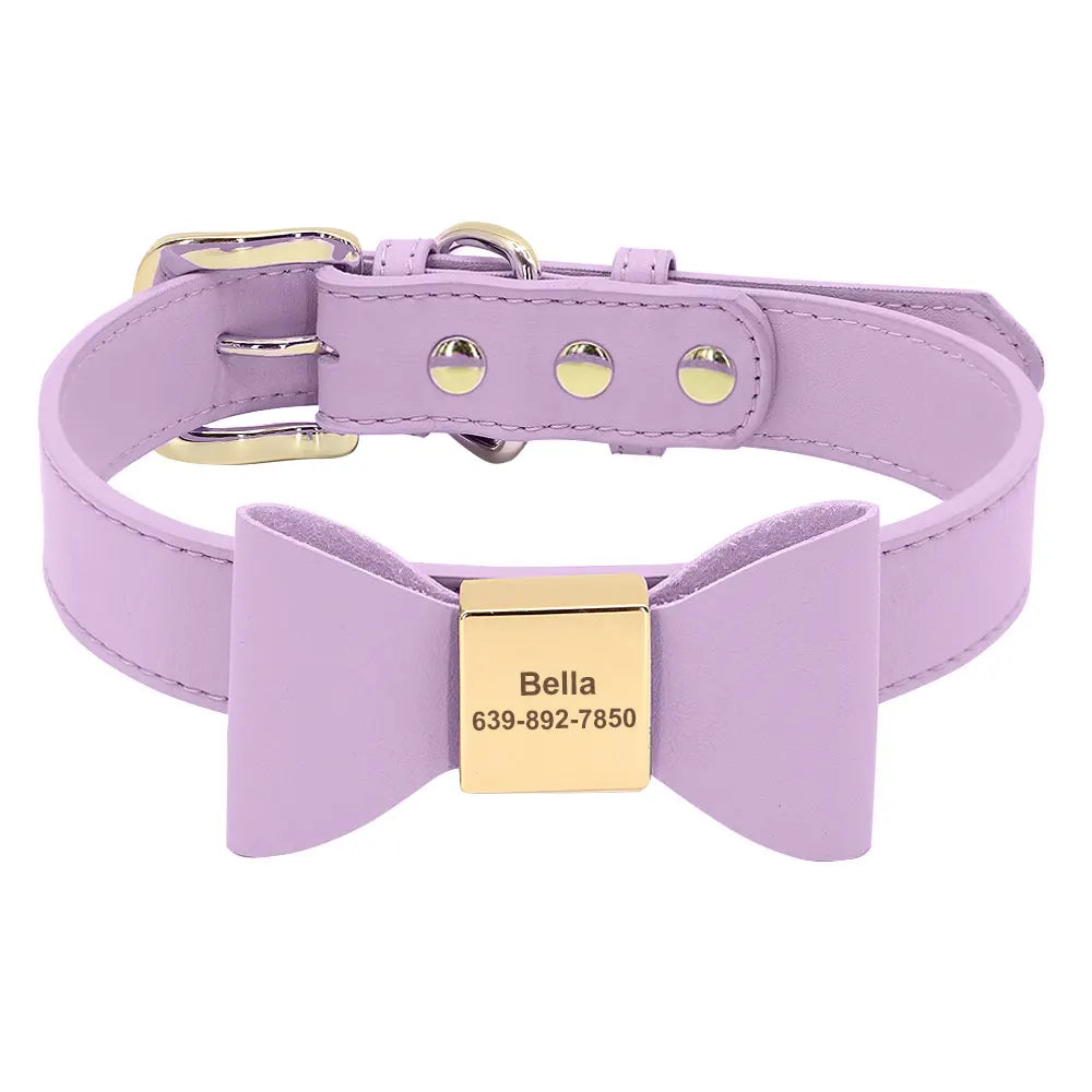Vue du collier personnalisé pour chien en cuir PU violet avec nœud papillon central et plaque gravée sur fond blanc