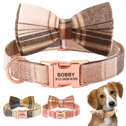 Vue principale d’un collier pour chien à carreaux avec boucle gravée, nœud papillon assorti et variantes de coloris.