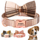 Vue principale d’un collier pour chien à carreaux avec boucle gravée, nœud papillon assorti et variantes de coloris.
