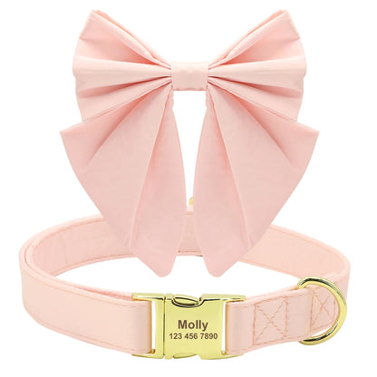 Image produit d’un collier rose pour chien avec nœud papillon amovible et anneau métallique doré.