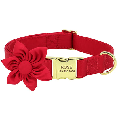 Collier pour chien rouge présenté avec une fleur décorative amovible et plaque personnalisée.