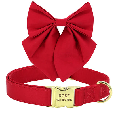 Image produit d’un collier rouge pour chien avec nœud papillon amovible et anneau métallique doré.