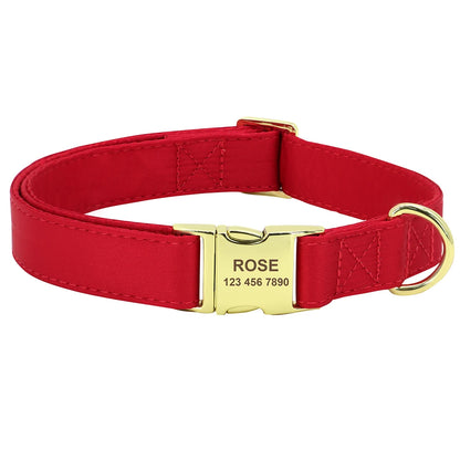Collier personnalisé pour chien rouge avec boucle gravée dorée, présenté sans accessoire.